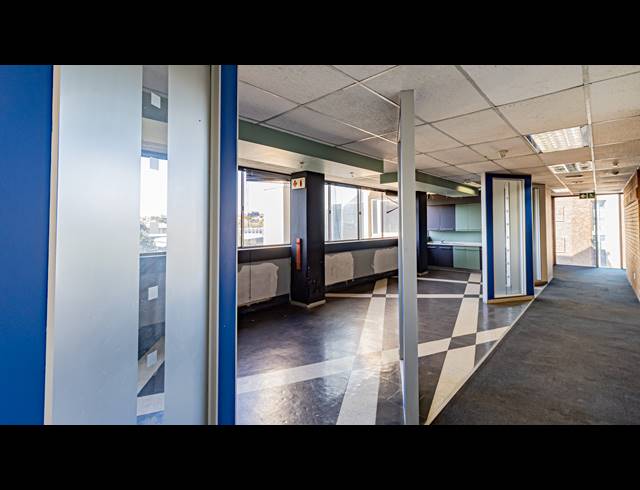 1,100M² OFFICE TO LET IN FERNDALE